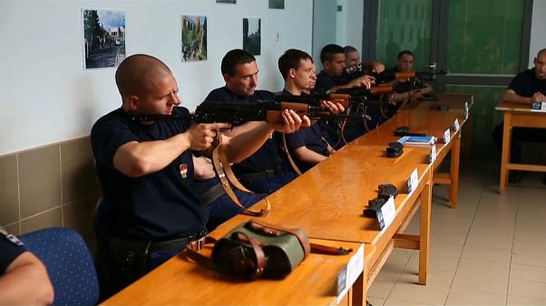 La Hongrie forme ses "chasseurs à la frontière" La Hongrie forme ses "chasseurs à la frontière"