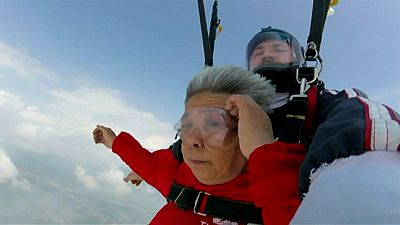 Απίστευτη γιαγιά κάνει πτώση με αλεξίπτωτο