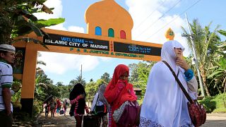 Civilians flee Marawi as Philippines troops battle ISIL-linked fighters