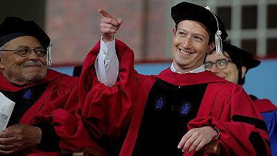 Mark Zuckerberg se gradúa en Harvard