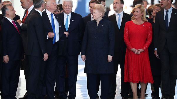 Una foto, un empujón y un largo apretón de manos Una foto, un empujón y un largo apretón de manos