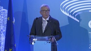 Juncker: Mi falak helyett hidakat akarunk építeni