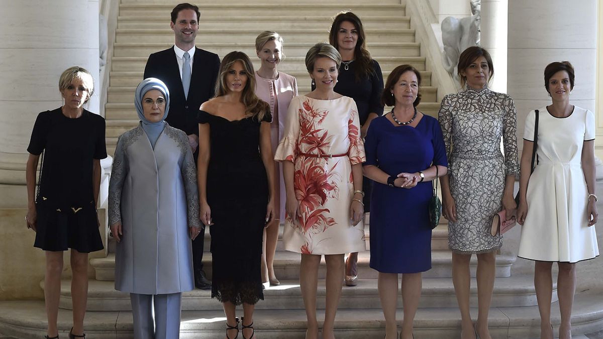 Ο άντρας του Πρωθυπουργού του Λουξεμβούργου και οι... Πρώτες Κυρίες του ΝΑΤΟ