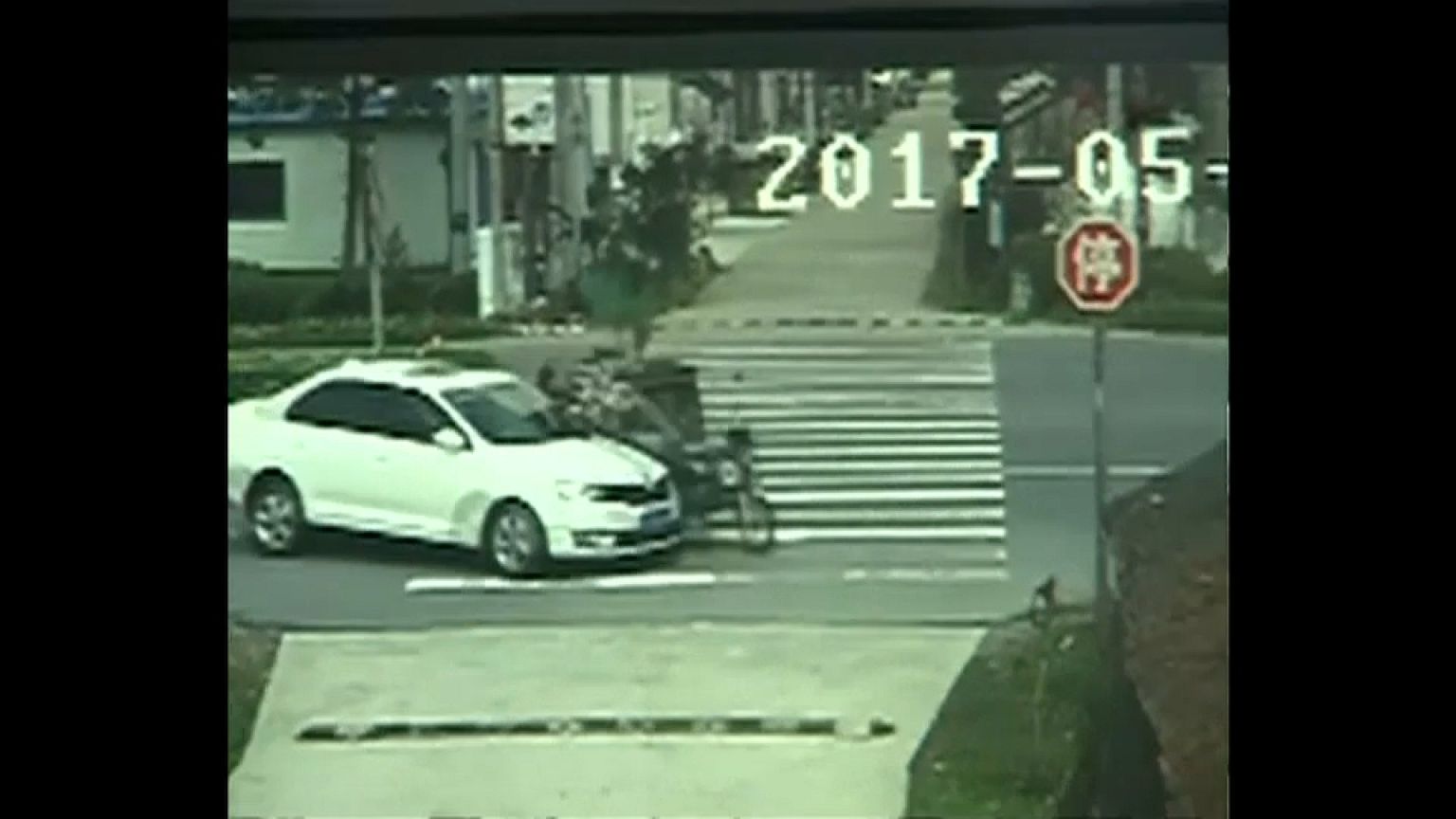 سائق سيارة ثلاثية العجلات ينجو من حادث مميت