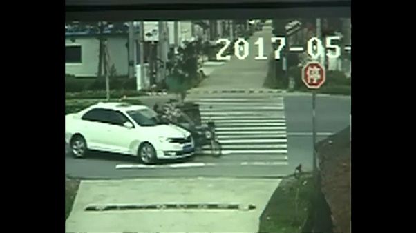 سائق سيارة ثلاثية العجلات ينجو من حادث مميت سائق سيارة ثلاثية العجلات ينجو من حادث مميت