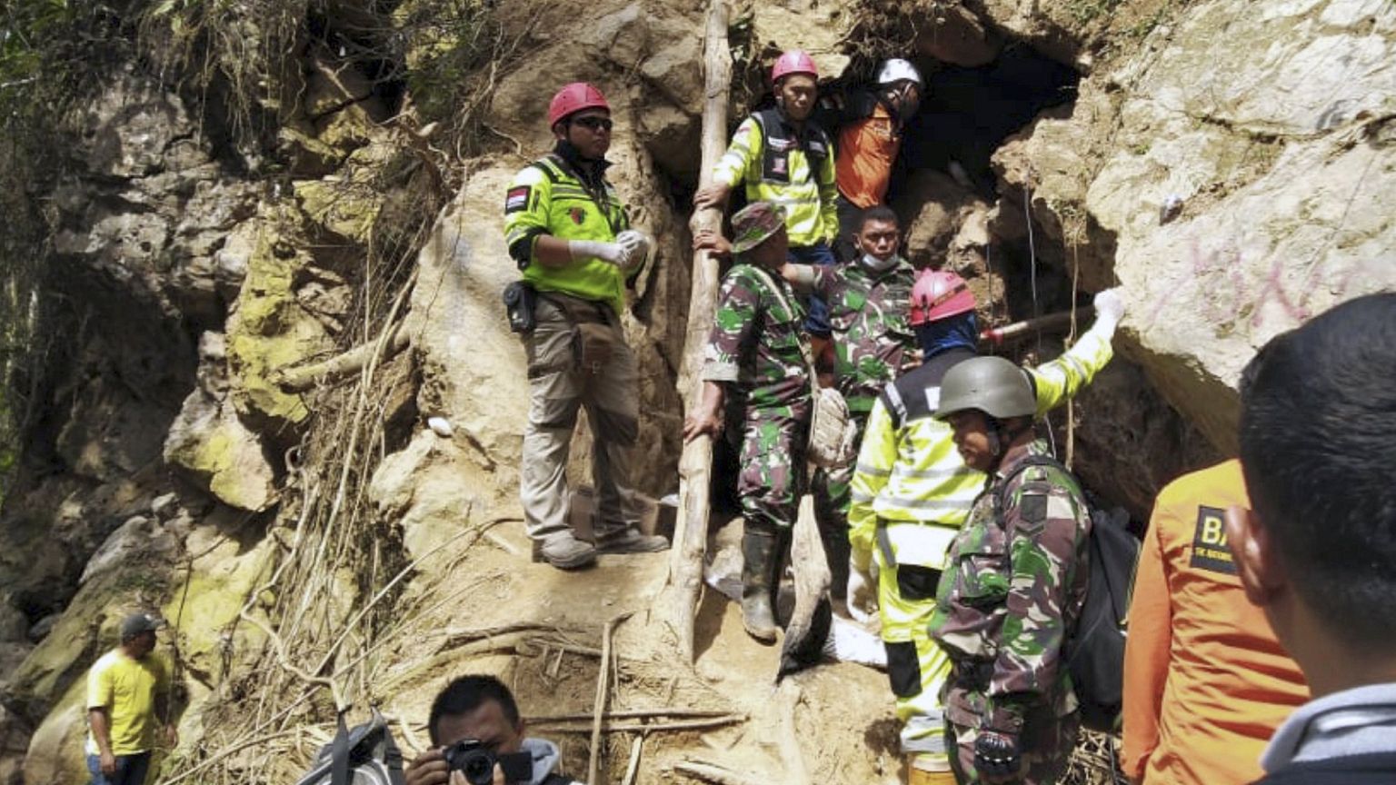 Image: Indonesia mine rescue