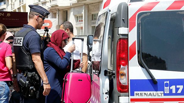 Muszlim nőket tartóztatott le a francia rendőrség Cannes-ban Muszlim nőket tartóztatott le a francia rendőrség Cannes-ban