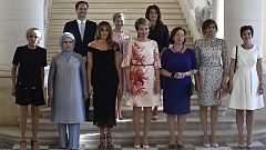 First Man: 9 Frauen und 1 Mann auf dem Gruppenbild