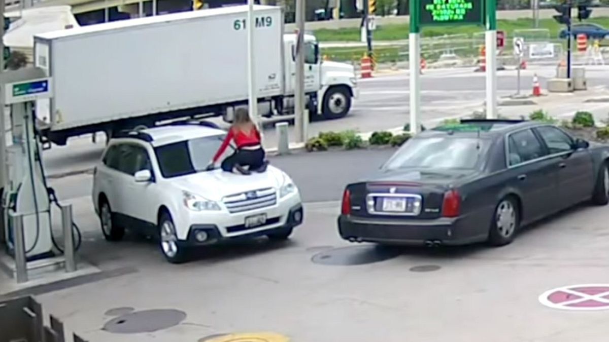 [watch] Woman fights off car thief by jumping on bonnet