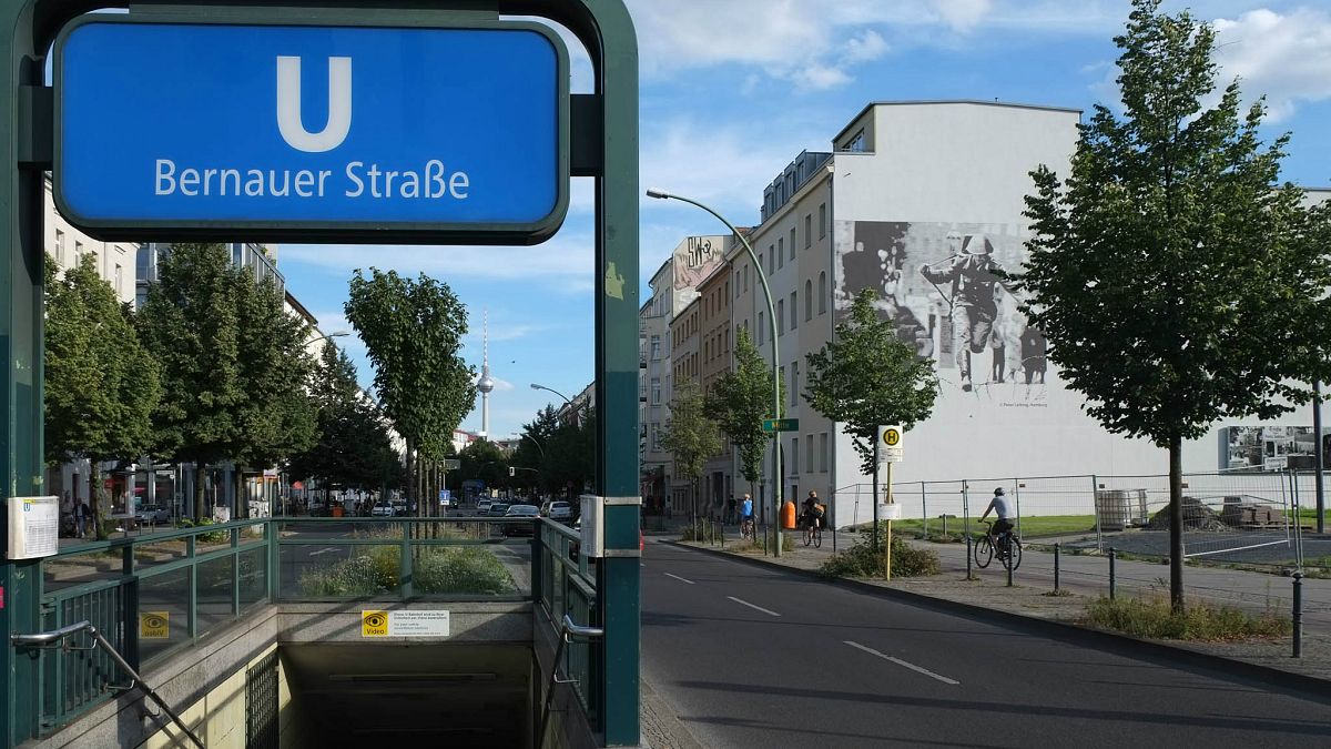 Berlin: Auto rollt Treppe hinunter auf U-Bahnsteig, 6 Verletzte