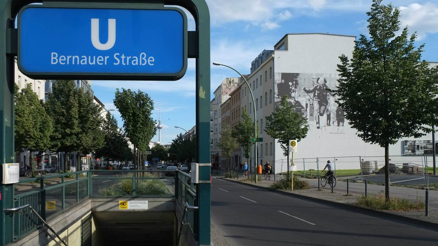 Berlin: Auto rollt Treppe hinunter auf U-Bahnsteig, 6 Verletzte