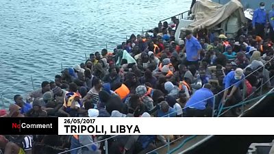 اعتراض سفينة تقل 562 مهاجرا قبالة السواحل الليبية