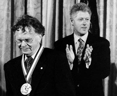 Wallace Broecker receiving the National Medal of Science from President Bill Clinton in 1996.
