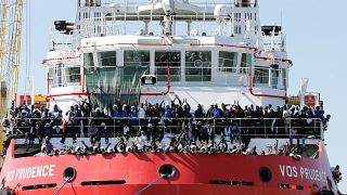 Refugiados bloqueados por reunião do G7 pisam solo firme