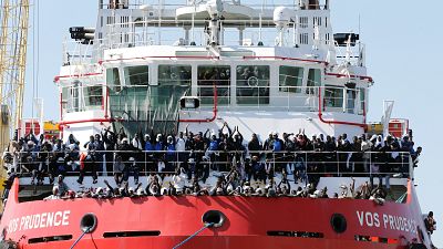 Llegan 1500 refugiados a Nápoles tras prohibirles desembarcar en Sicilia por el G7