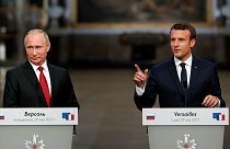 Emmanuel Macron e Vladimir Putin si esprimono dopo l'incontro a Versailles