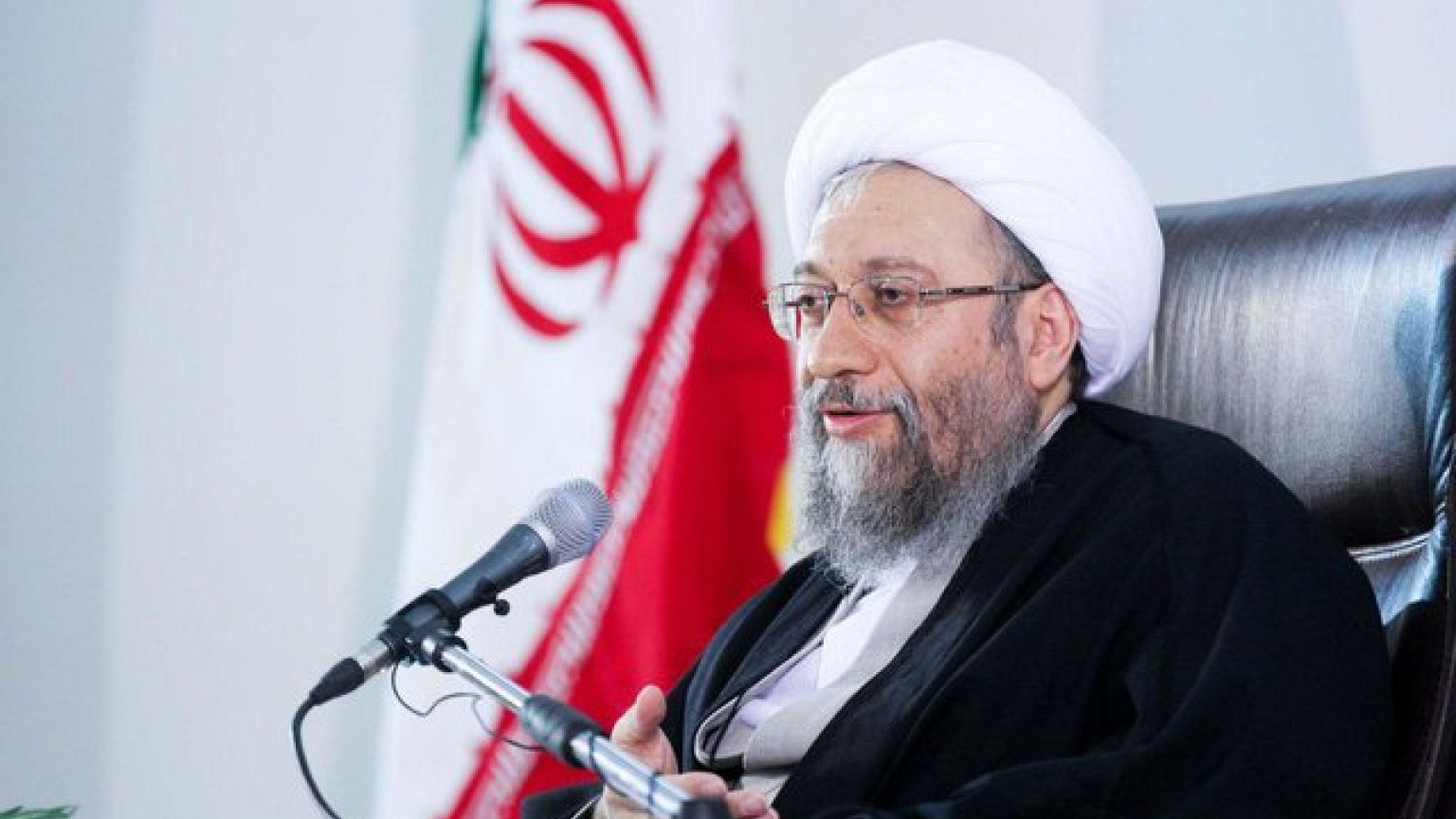 صادق لاریجانی خطاب به روحانی: شما چه کاره‌اید که حصر را بشکنید؟
