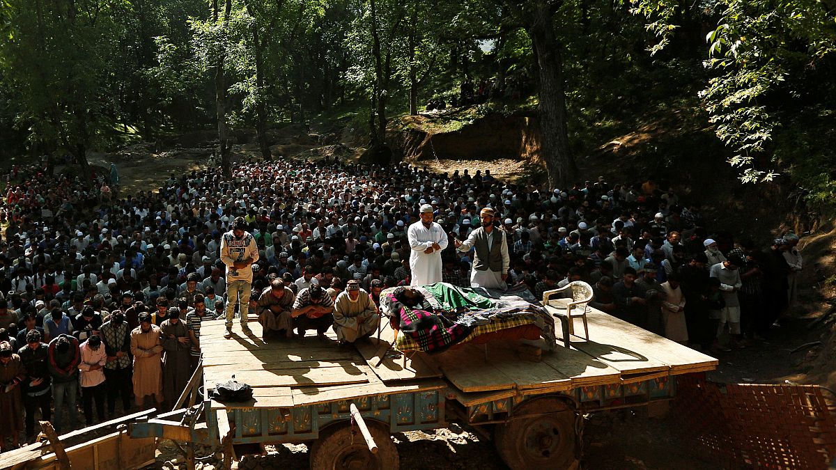 تشییع جنازه رهبر حزب مجاهدین در کشمیر باوجود حکومت نظامی