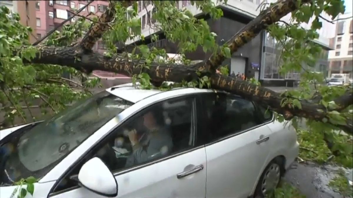 13 قتيلاً في موسكو بسبب اعصار