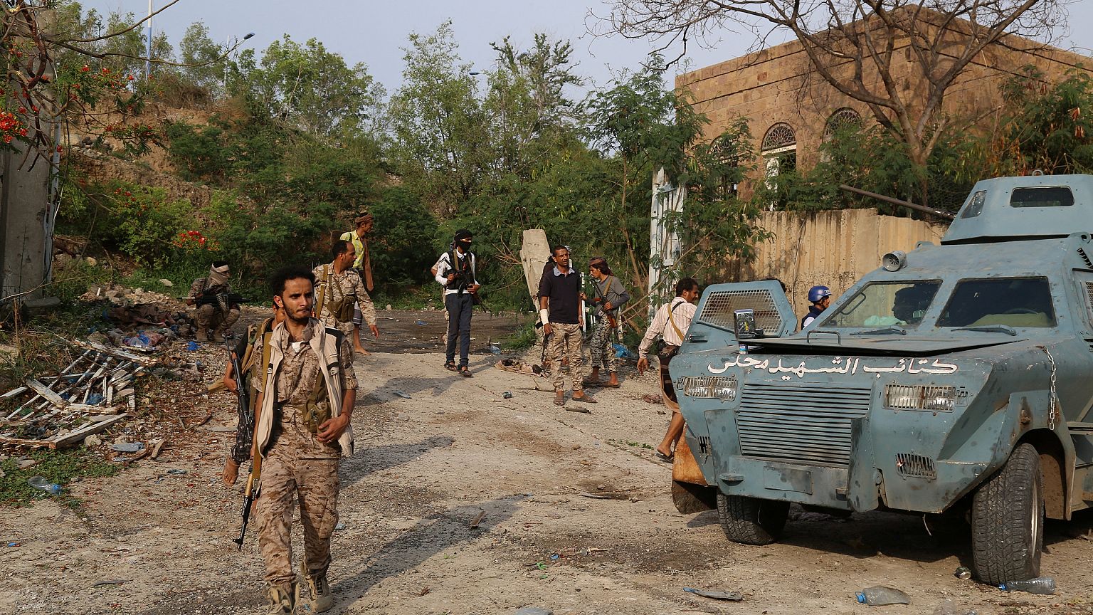 اقتحام القصر الجمهوري في تعز ومقتل 30 شخصا من الحوثيين وقوات صالح في المعارك