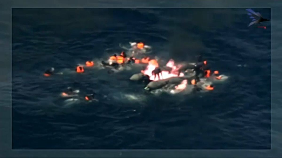 Força aérea portuguesa resgata migrantes de barco em chamas