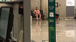 ظهور غريب لرجل عار يتجول في مطار