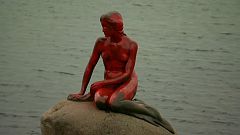 La Sirenita, de rojo, para defender a las ballenas de las Islas Feroe