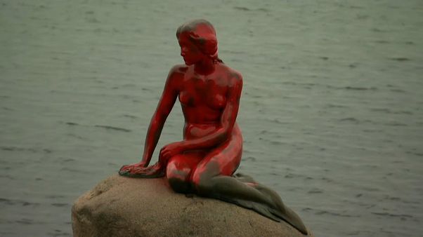 La Sirenita, de rojo, para defender a las ballenas de las Islas Feroe La Sirenita, de rojo, para defender a las ballenas de las Islas Feroe
