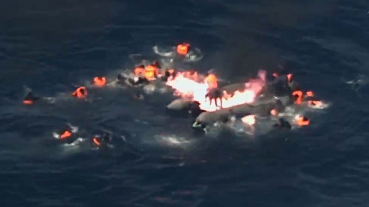 Dramatische Aufnahmen: Flüchtlingsboot geht in Flammen auf