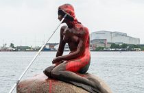 Le foto del giorno: la Sirenetta imbrattata dagli ambientalisti