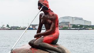 Le foto del giorno: la Sirenetta imbrattata dagli ambientalisti
