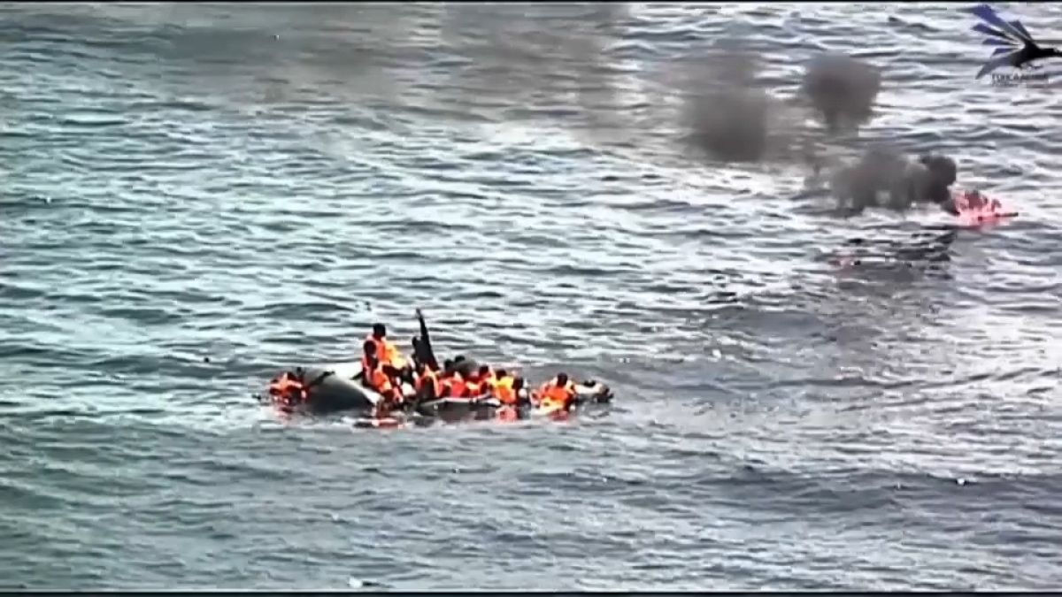 Rescate de 34 migrantes a bordo de una patera en llamas