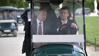 Emmanuel Macron et Vladimir Poutine face à Pierre le Grand