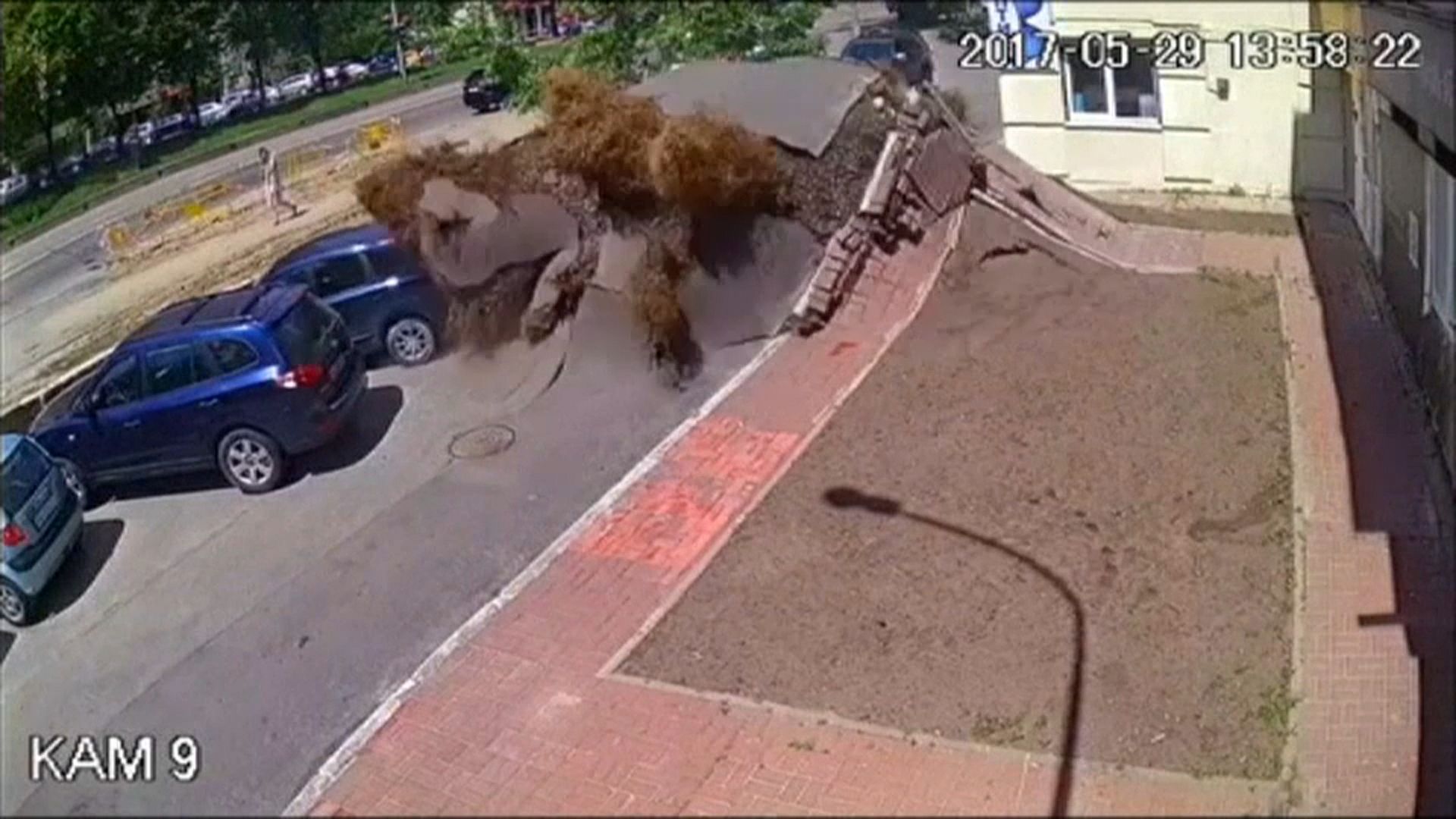 Video. Underground water pipe explodes in Kyiv Euronews