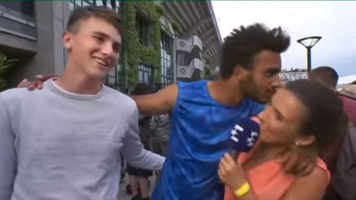 تنیس‌باز فرانسوی به دلیل بوسیدن یک گزارش‌گر از اوپن فرانسه محروم شد