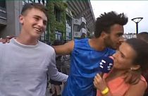 تنیس‌باز فرانسوی به دلیل بوسیدن یک گزارش‌گر از اوپن فرانسه محروم شد