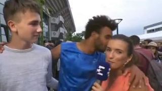Kizárták a Roland Garrosról, mert megcsókolt egy újságírót