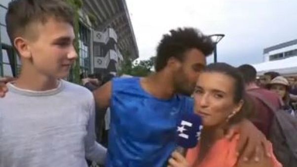 Tennis: molesta giornalista, cacciato dal Roland Garros Tennis: molesta giornalista, cacciato dal Roland Garros
