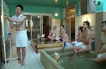 حمام ياباني يعرض دروسا خاصة لزبائن عراة