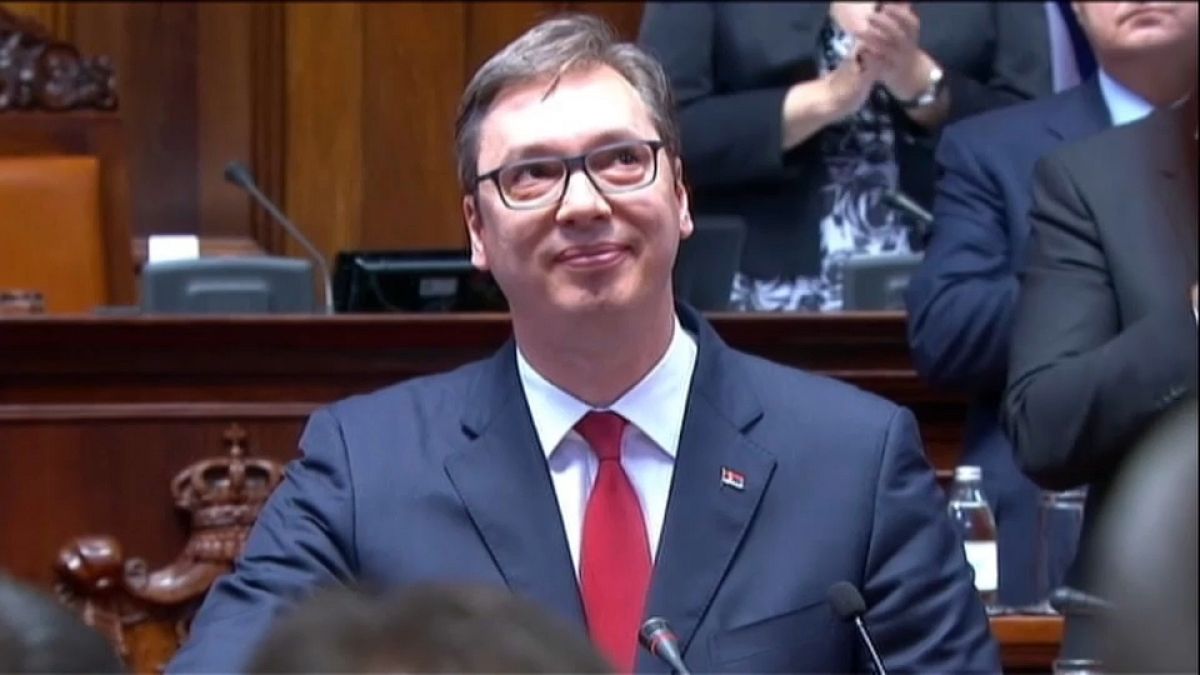 Novo presidente da Sérvia acolhido com protestos contra a "ditadura"