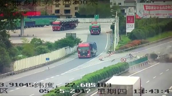 Cina: schianto pauroso in auto, passeggeri vivi per miracolo Cina: schianto pauroso in auto, passeggeri vivi per miracolo
