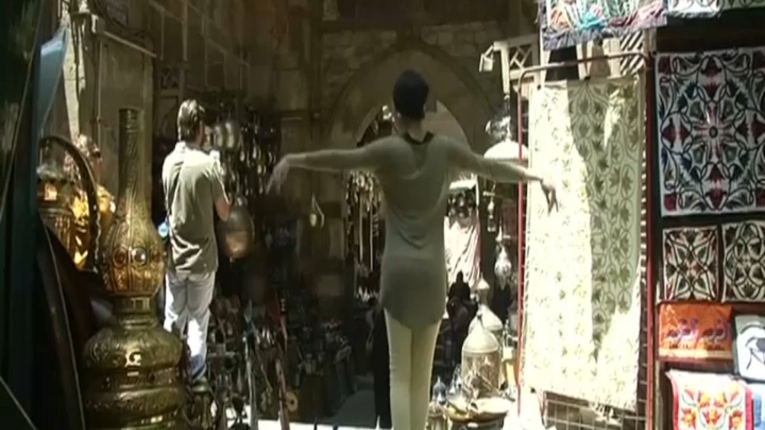 Kahire sokaklarında bir balerin