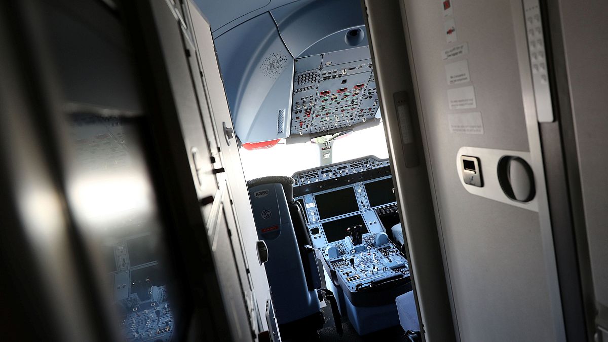 Visszafordult egy maláj utasszállító, mert egy utas be akart hatolni a pilótafülkébe