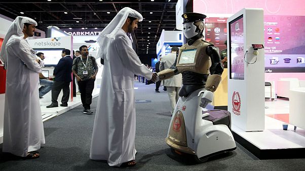 الشرطي الآلي يدخل الخدمة في دبي الشرطي الآلي يدخل الخدمة في دبي