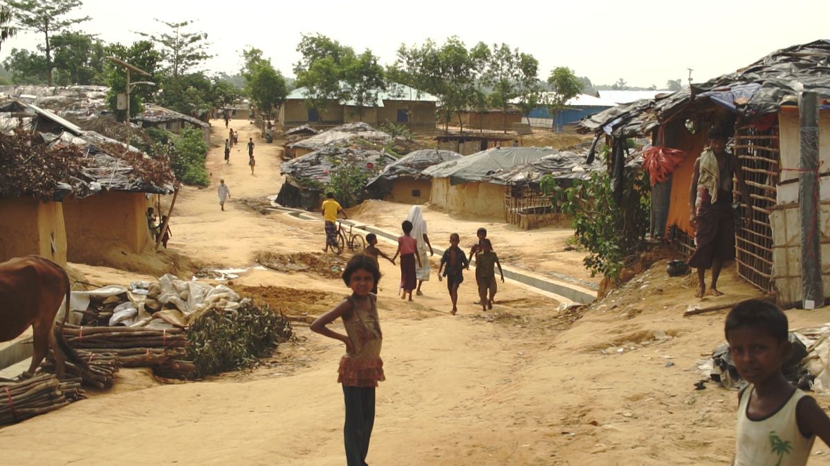 Decenas de miles de rohinyás huyen de Myanmar a Bangladesh