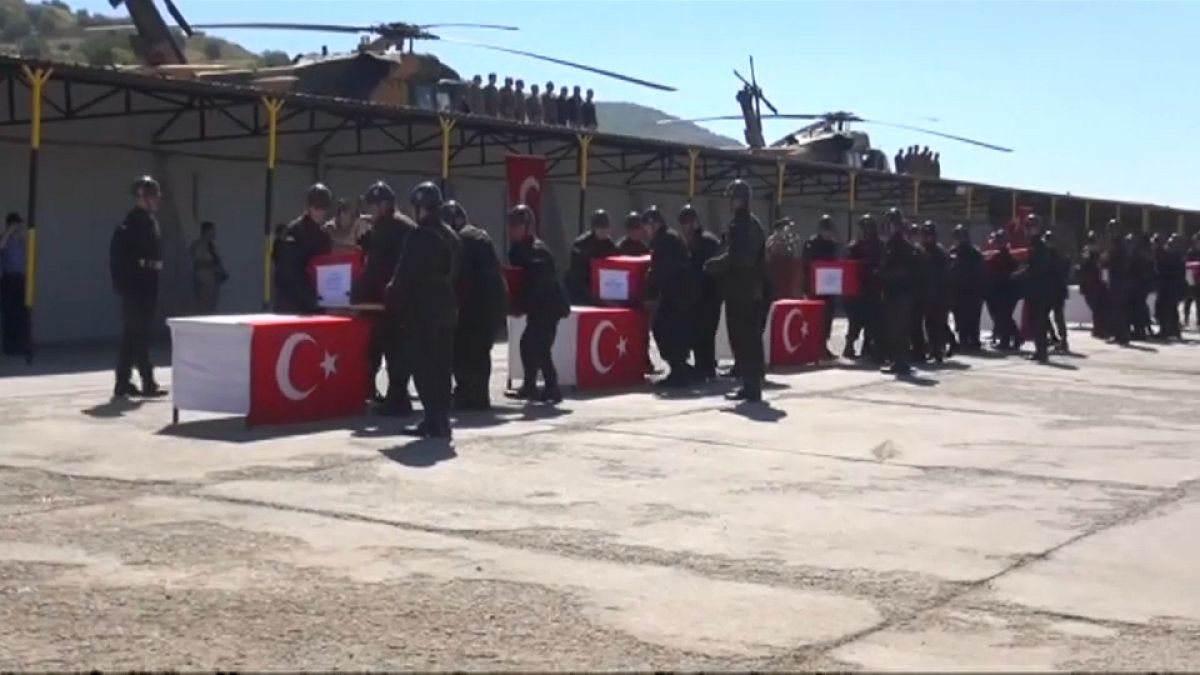 Turchia: cerimonia militare per i soldati morti nello schianto dell'elicottero