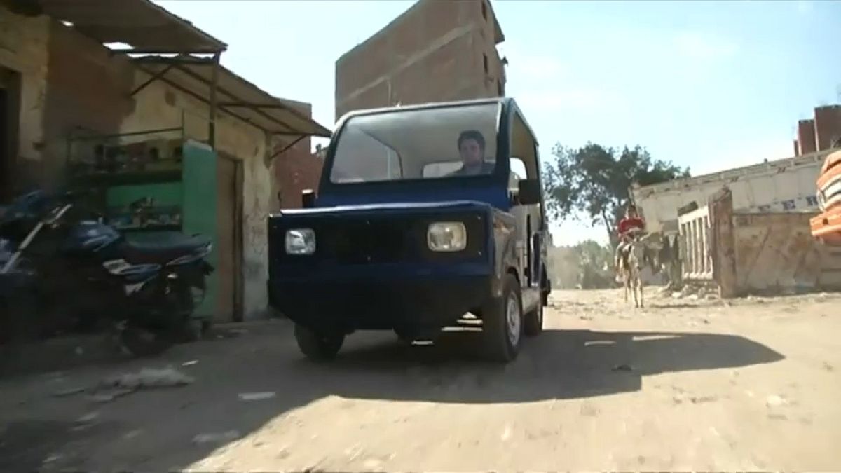 مصري يصنع مركبة تنافس " التوك توك"