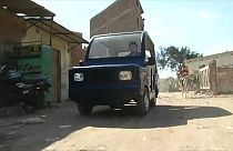 مصري يصنع مركبة تنافس " التوك توك"