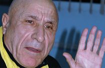 الروائي الجزائري رشيد بوجذرة يهان في برنامج للكاميرا الخفية