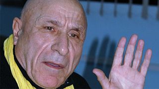 الروائي الجزائري رشيد بوجذرة يهان في برنامج للكاميرا الخفية